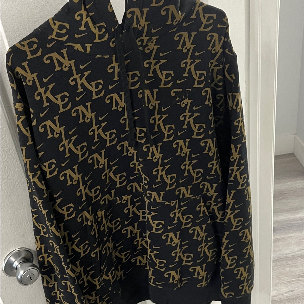 Black&Gold Nike hoodie🧥 - Picture 3 of 3